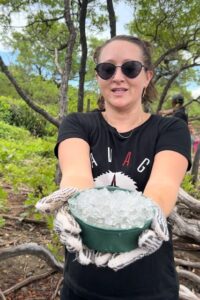 Une bénévole nous présente l'hydrogel à utiliser pour renforcer le taux de survie des jeunes arbres.