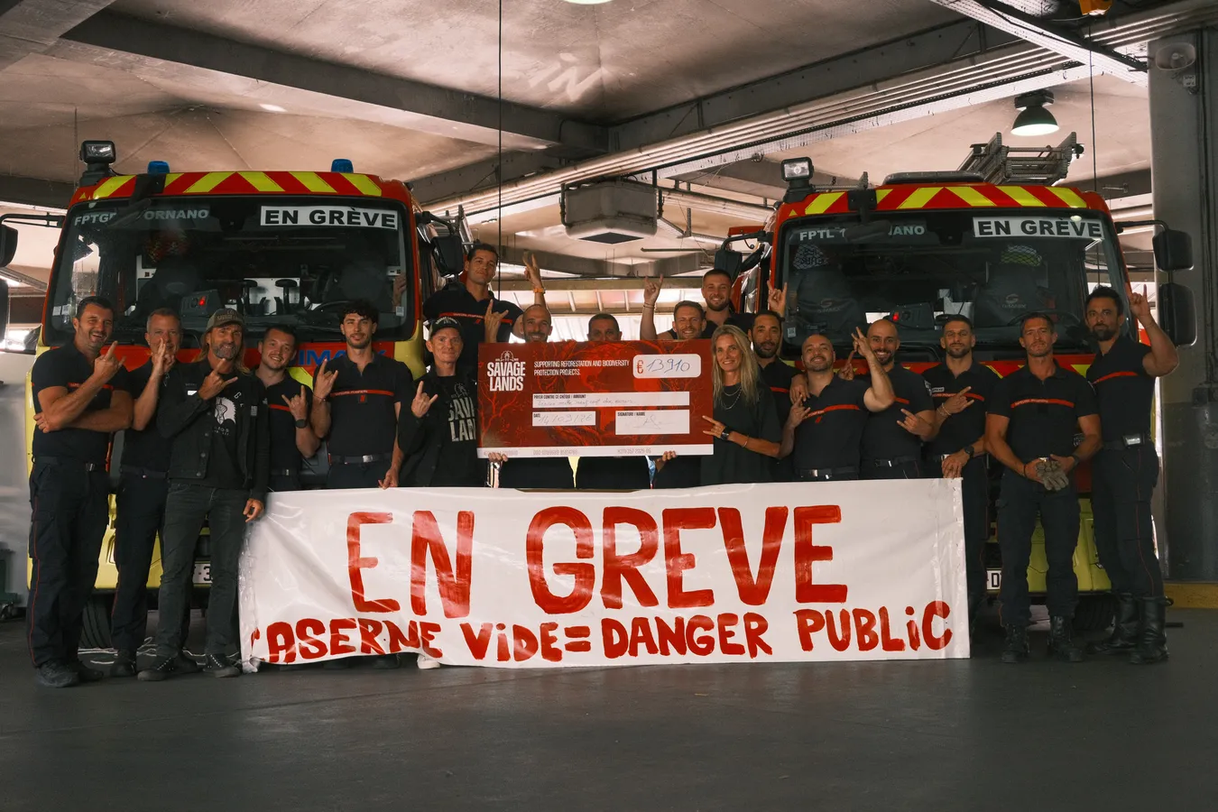 Les pompiers de Gironde recoivent un chèque de Savage Lands